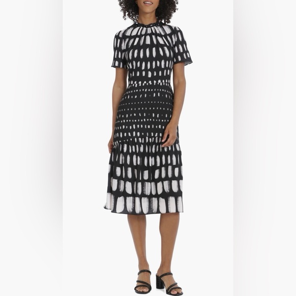 Maggy London Dresses & Skirts - Maggie London Black and White Short Sleeve Abstract Print Midi Dress Size 4